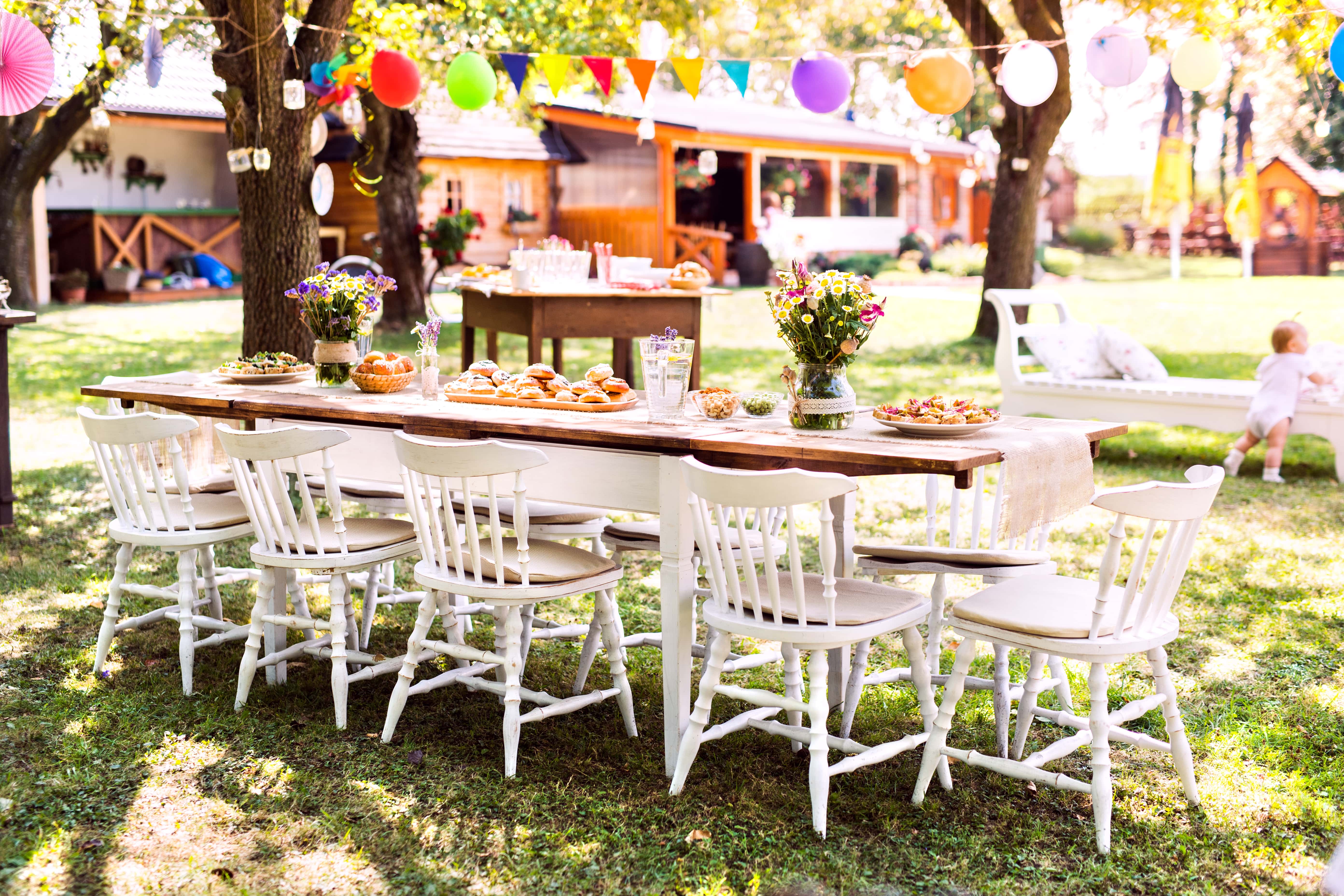 table-set-for-a-garden-party-or-celebration-PQ5HUQ8-min